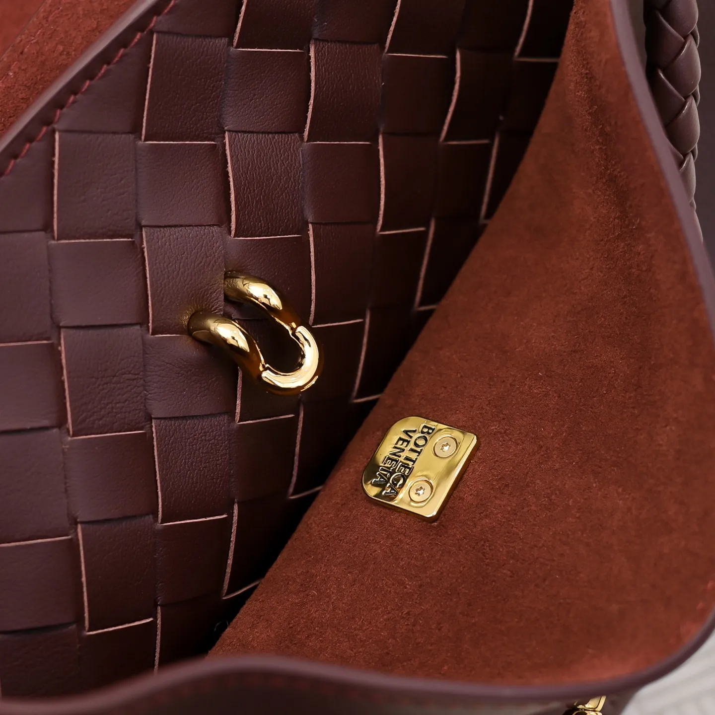 Batch 2060 #Bv New Small Ciao Ciao Handbag Who carried the cute little Ciao Ciao out on the street❣️Made of Dutch Silky Calf calfskin ~ silky to the touch. The leather is thick, and the suede lining is soft and comfortable. The relaxed feeling of stacked smooth leather, the representative woven element shoulder strap, and the perfect embellishment of golden buckles💥The unique bag shape is casual and exquisite, and super practical☄️Carry Ciao Ciao to accompany you in various occasions, and be the most stylish you🎀 Size: 26x19x10.5 Style No. 5835#
